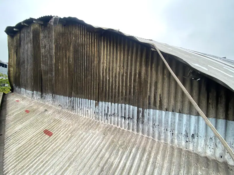 O fechamento do alto do telhado antes da obra, com as telhas antigas