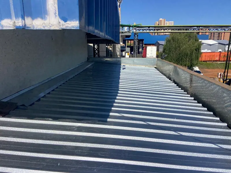 O mesmo telhado depois da obra, com as telhas metálicas novas