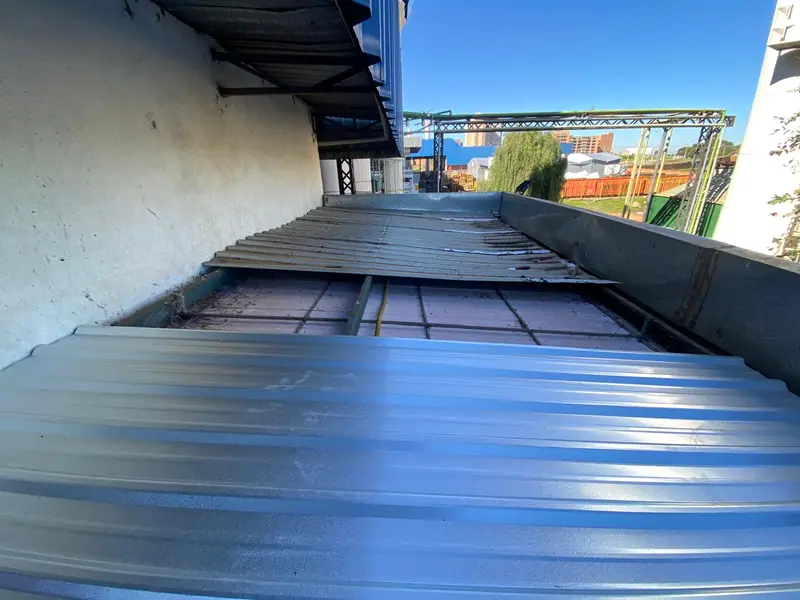 O mesmo telhado durante a obra, com as telhas novas na frente e as antigas ao fundo